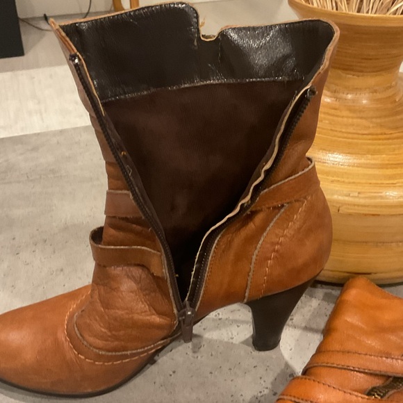Browns  Brown Weathered look heeled boots with Suede lining . Made in Italy. - Picture 5 of 7